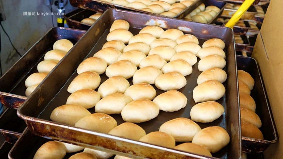 一顆顆金黃誘人的小餐包，店家30年來堅持採用手工製作。（圖片來源：蹦啾♥謝蘿莉）