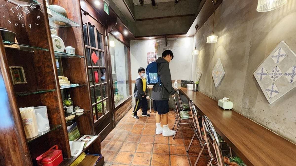 店內的擺設都有特別挑過，像是椅子就是小時候家裡會用的那種。（圖片來源：米寶麻幸福滿載）