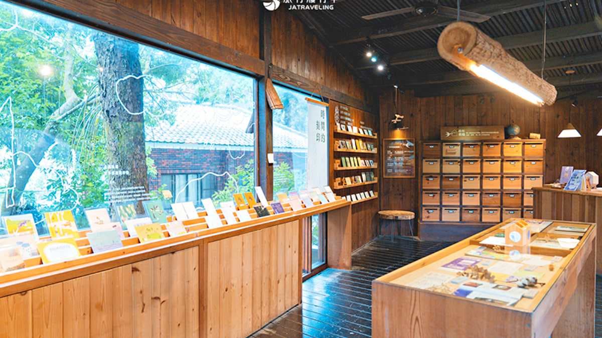 「年輪郵局」有各式各樣的明信片，供遊客書寫紀念。（圖片來源：旅行履行中）