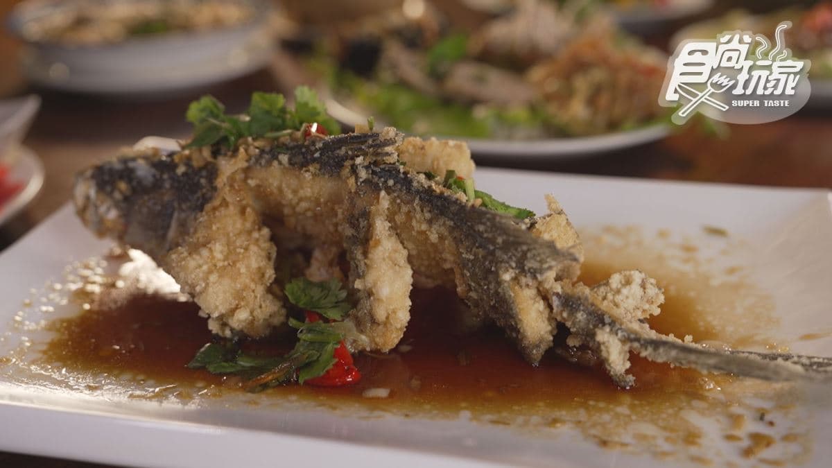 「糖醋魚」外皮炸得很酥，搭配醬汁吃起來開胃又解膩。