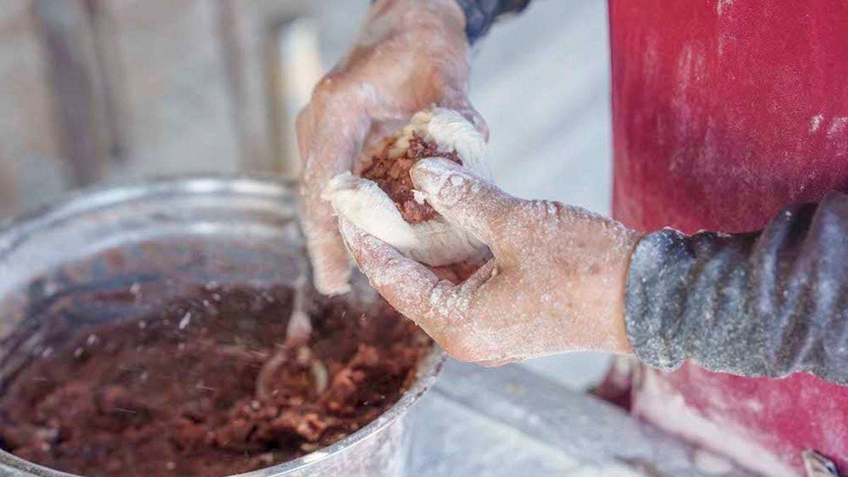 豆標從擀麵糰、包餡到油煎都是一條龍在攤車上完成。（圖片來源：算命的說我很愛吃）