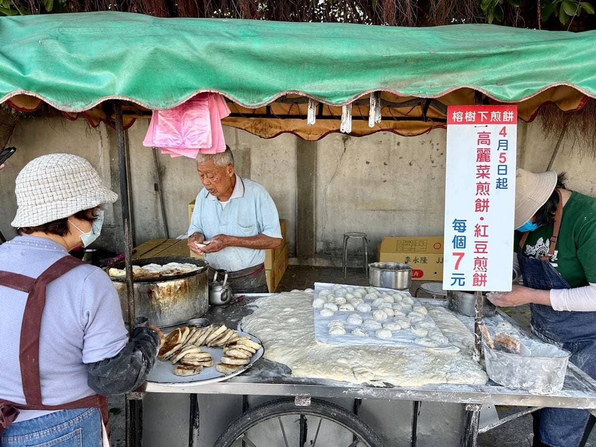 阿伯鐵沙掌現做！「古早味煎餅」每個７元超佛心，飄香60年在地人最愛