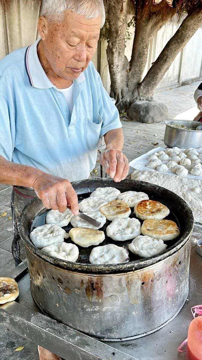 阿伯鐵沙掌現做！「古早味煎餅」每個７元超佛心，飄香60年在地人最愛