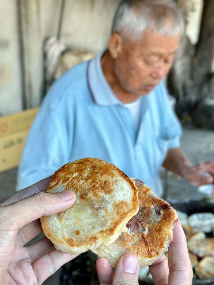 阿伯鐵沙掌現做！「古早味煎餅」每個７元超佛心，飄香60年在地人最愛