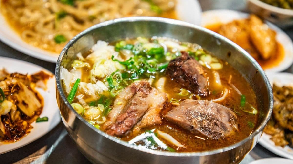 「麻辣牛肉麵」牛肉吃起來非常入味且軟嫩，麵條也是一樣Ｑ。（圖片來源：大手牽小手。玩樂趣）
