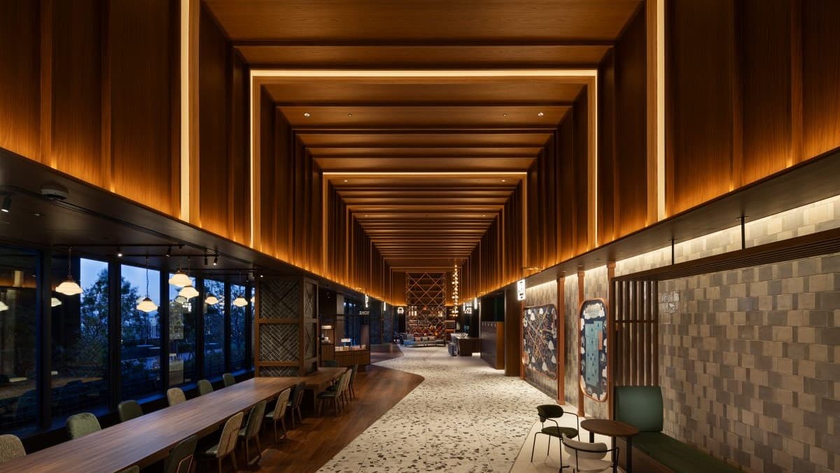 公共空間以復古配色致敬五反田地區的老店。（圖片來源：星野集團）