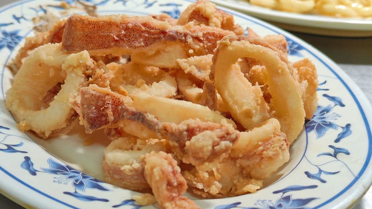 「炸中卷」新鮮肥美，酥香外皮配上Q彈口感，讓人欲罷不能。（圖片來源：小美很愛嚐）