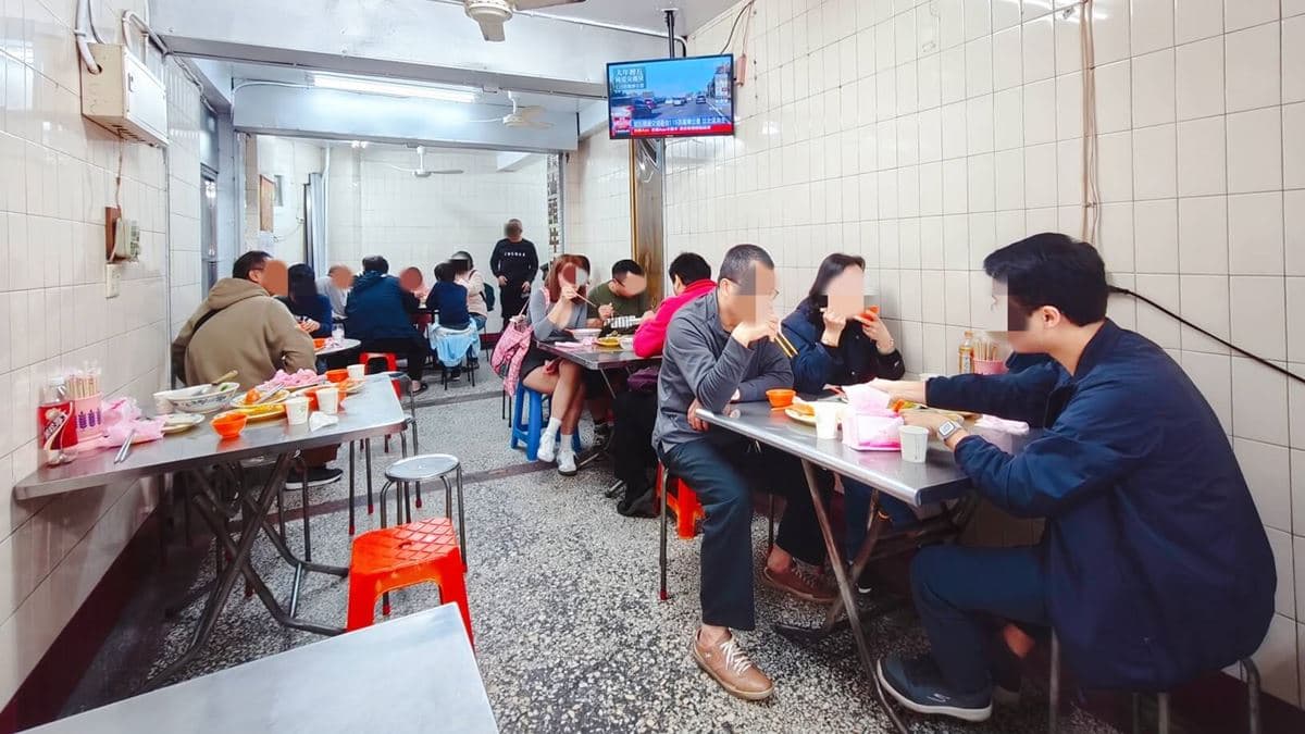 雖然是老店，但店內外都打掃得乾乾淨淨的，明亮、舒適！（圖片來源：小美很愛嚐）