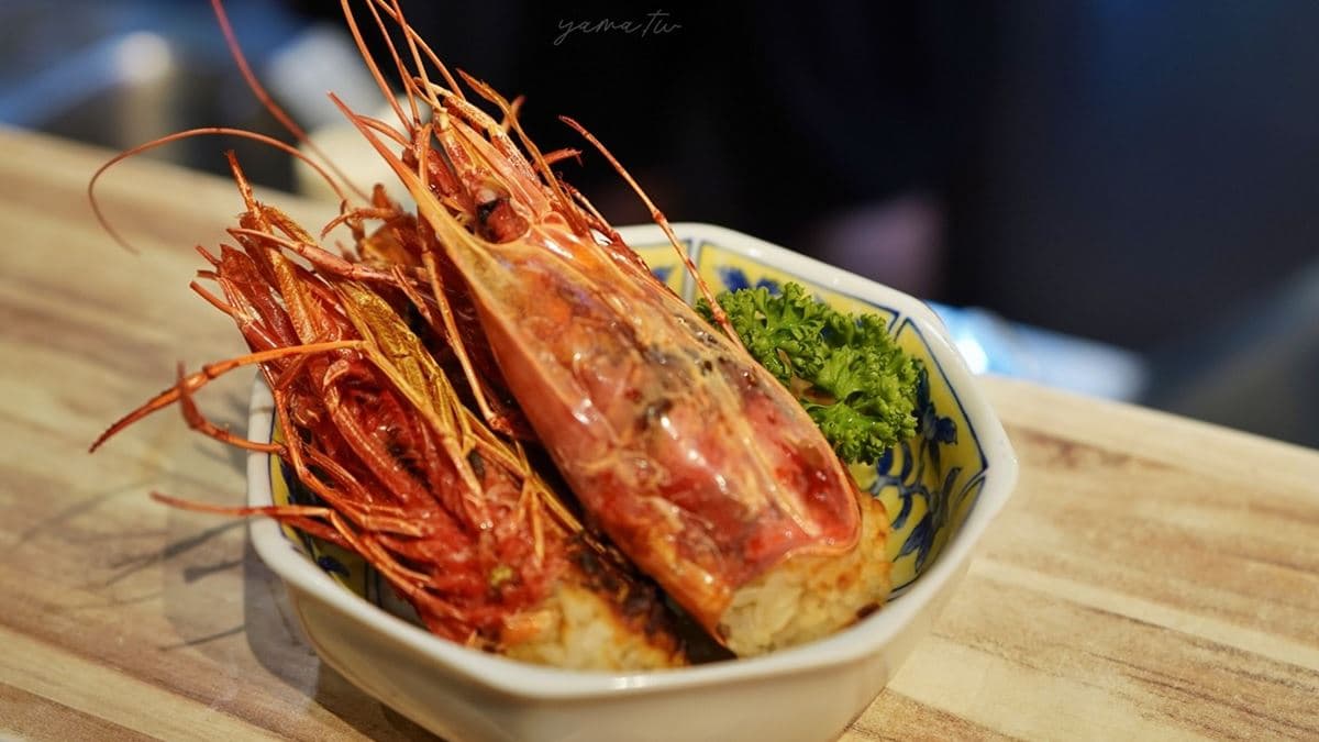 「胭脂蝦刺身二吃」蝦頭塞入米飯下去烤，蝦尾則是生吃。（圖片來源：金大佛的奪門而出家日誌）