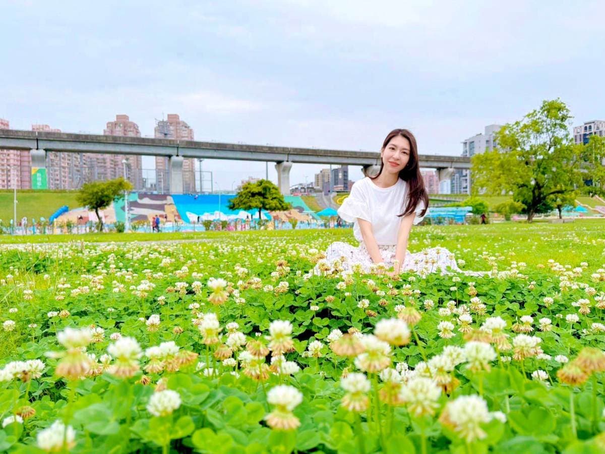 破1.5萬坪免費拍爆!白花三葉草花海藏「全台最大河濱公園」,宛如雪景超夢幻 破1.5萬坪免費拍爆!白花三葉草花海藏「全台最大河濱公園」,宛如雪景超夢幻