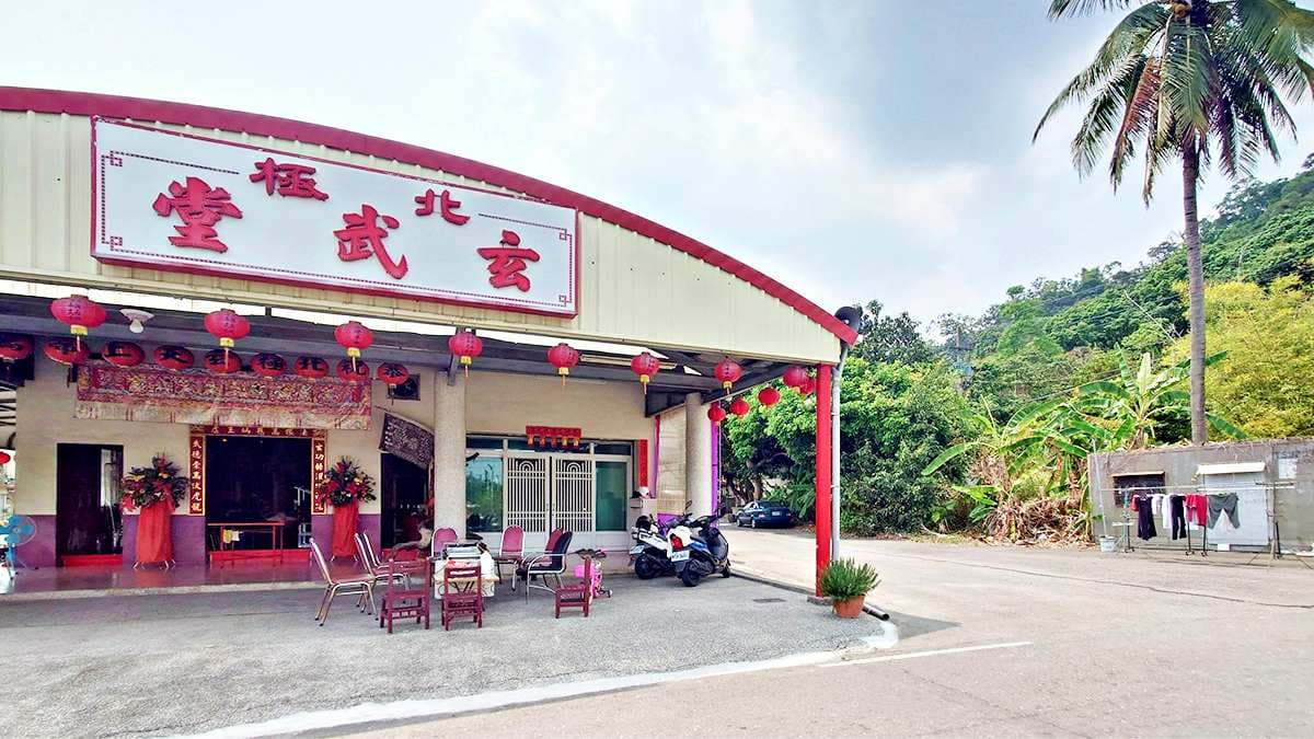 搜尋旗山玄武堂，進入路口經過旗山聖中宮再往上，就可以看到花旗木了。（圖片來源：阿捷的打飯班）