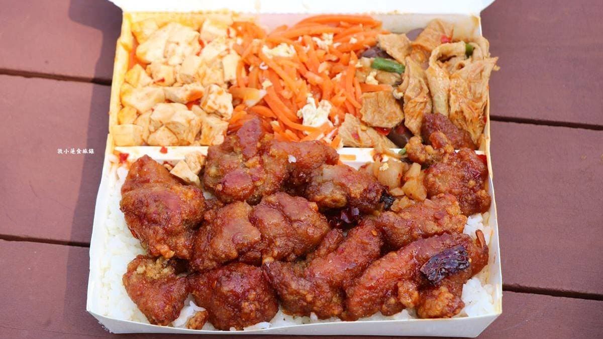 「宮保雞丁飯」肉量同樣是給得不手軟。（圖片來源：敦 小 蓮の食旅錄）