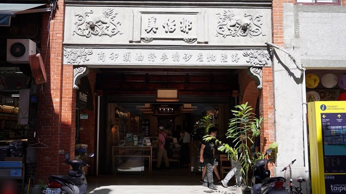 「郭怡美書店」有著令人不自覺駐留的門面。（圖片來源：享受生活不無聊。規小孫）