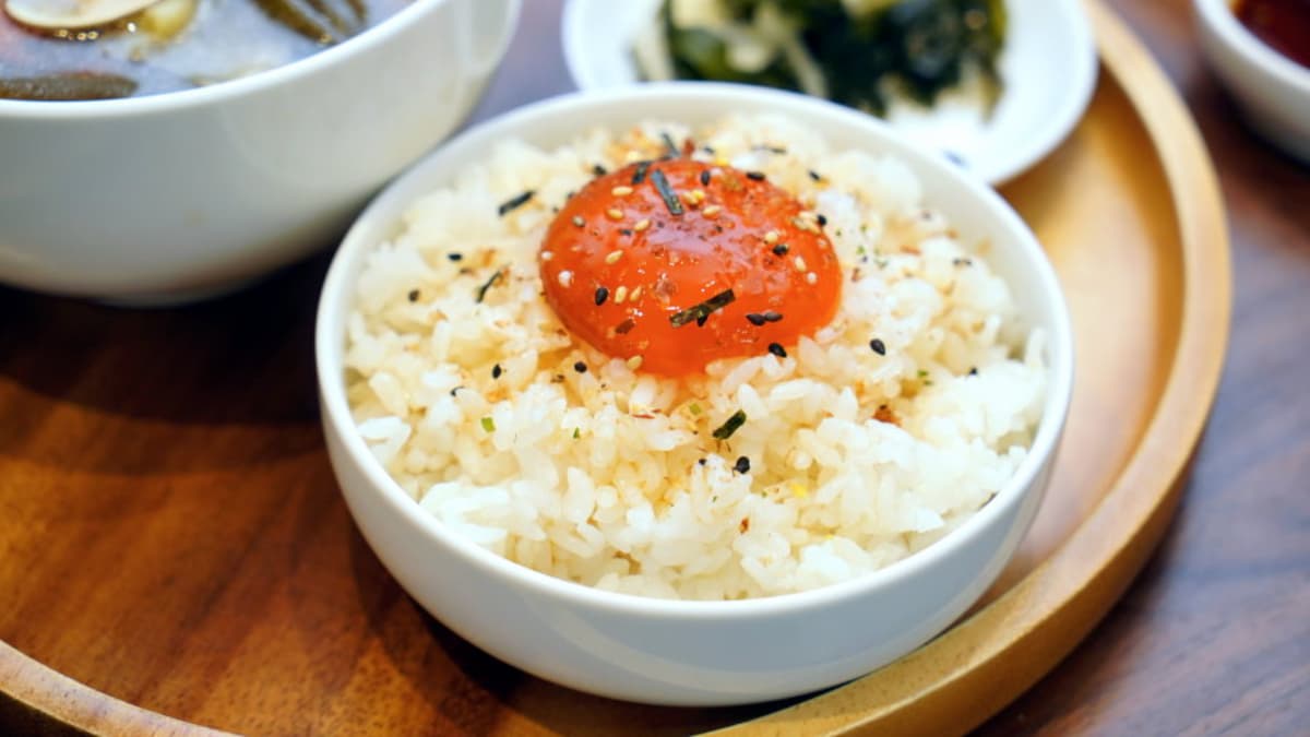 卵黃米飯是白飯上多加了１顆半熟蛋黃，搭配香鬆、醬料吃起來更有層次！（圖片來源：大口老師的走跳學堂!）