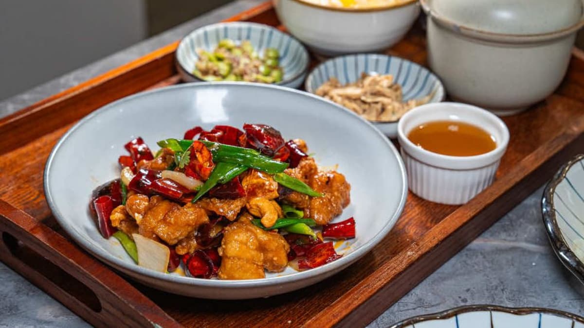 「腰果宮保雞丁」是人氣必點，搭配小菜、例湯、白飯、甜品、飲料，更有滿足感。（圖片來源：虎麗笑嗨嗨）