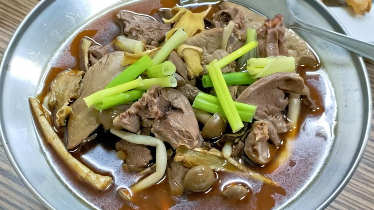 麻油鵝肝搭配麻油下去煨煮，吃起來有麻油香卻不會覺得燥熱。（圖片來源：大口老師的走跳學堂!）