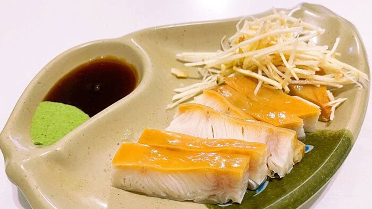 黑白切小菜有鯊魚煙。（圖片來源：米其林指南）