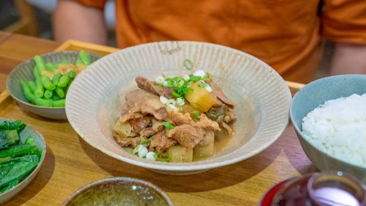 「蘿蔔栗子燉牛筋」以本土黃牛筋肉、白味噌提味。（圖片來源：算命的說我很愛吃）