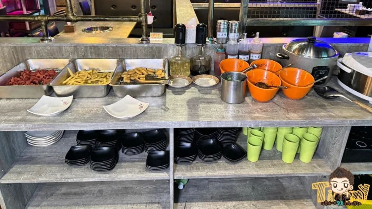 免費自助吧提供炸物、滷肉飯、飲料、冰淇淋、水果等，可無限取用。（圖片來源：跟著踢小米吃喝玩樂趣）