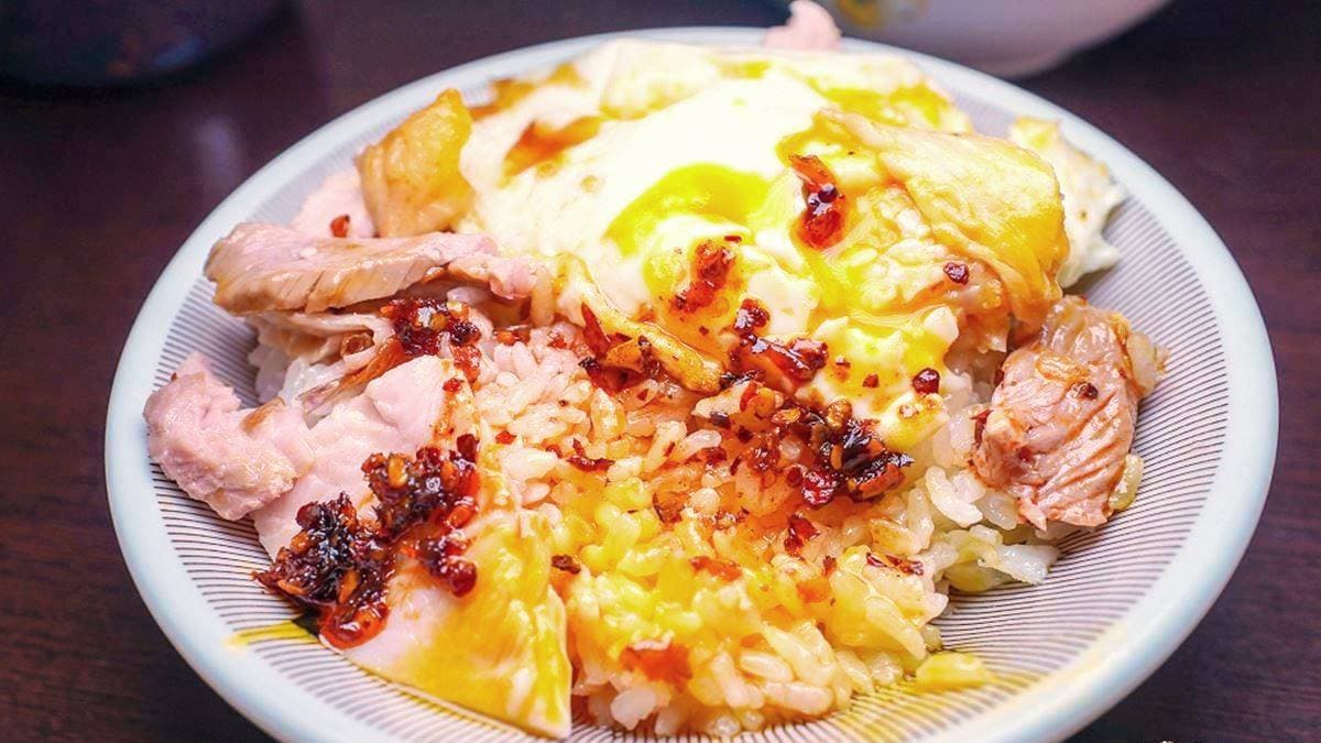 老饕推薦可以先吃半碗，再加入辣椒醬或是辣油拌開，多了香麻滋味更過癮！（圖片來源：剎有其食）