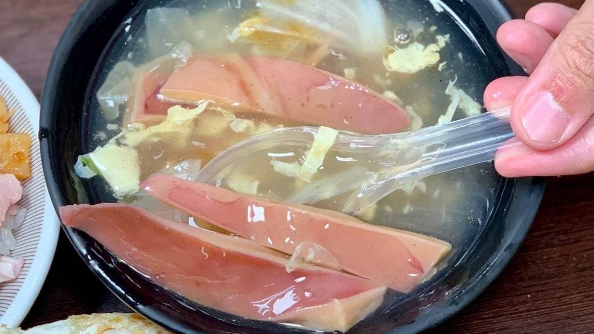 「魷魚羹」魷魚給得大塊、口感彈脆，湯頭也很清甜。（圖片來源：跟著Donna一起吃喝玩樂）