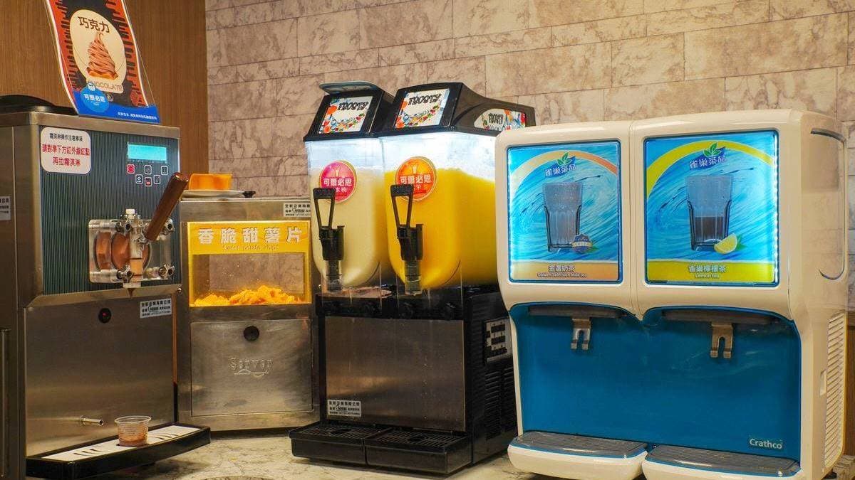 另一邊還有飲料、薯片、霜淇淋通通可以無限取用。（圖片來源：貪吃鬼熊熊）