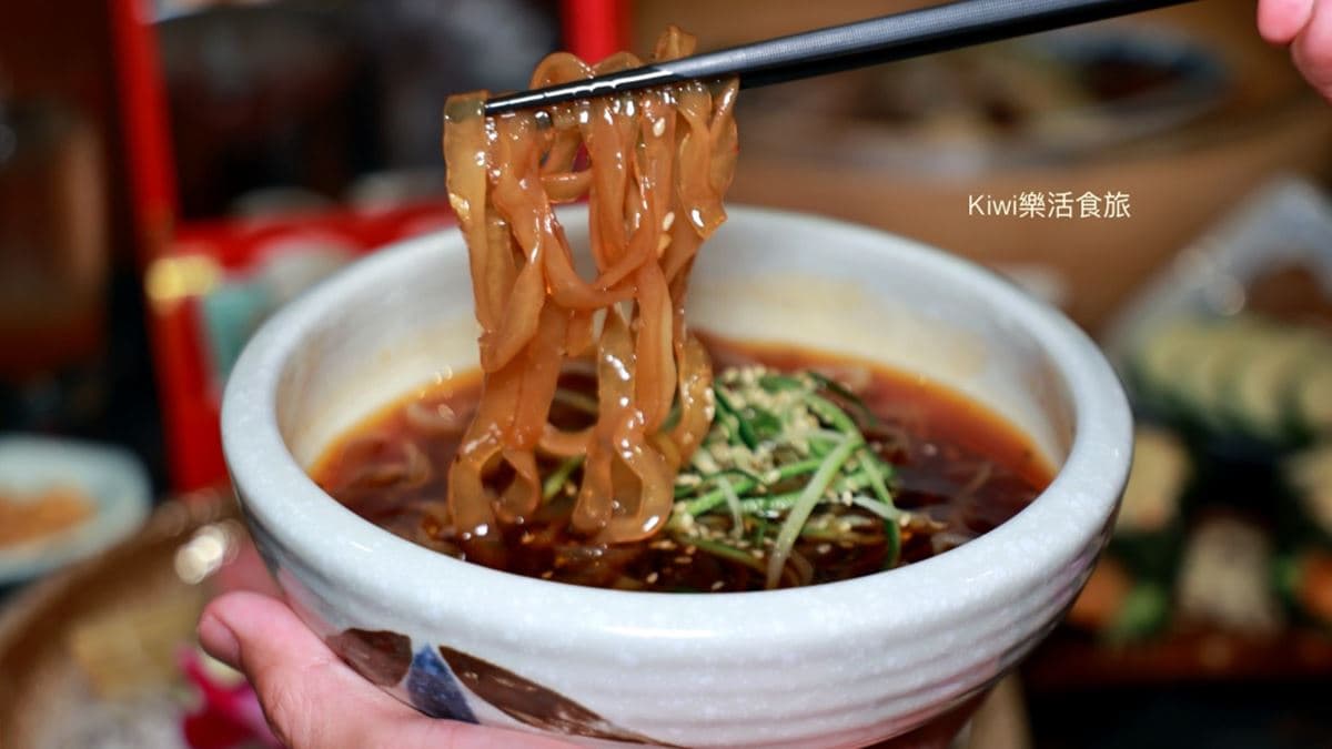 「麻醬涼皮粉」口感微酸、微辣，會愈吃愈唰嘴。（圖片來源：Kiwi樂活食旅）