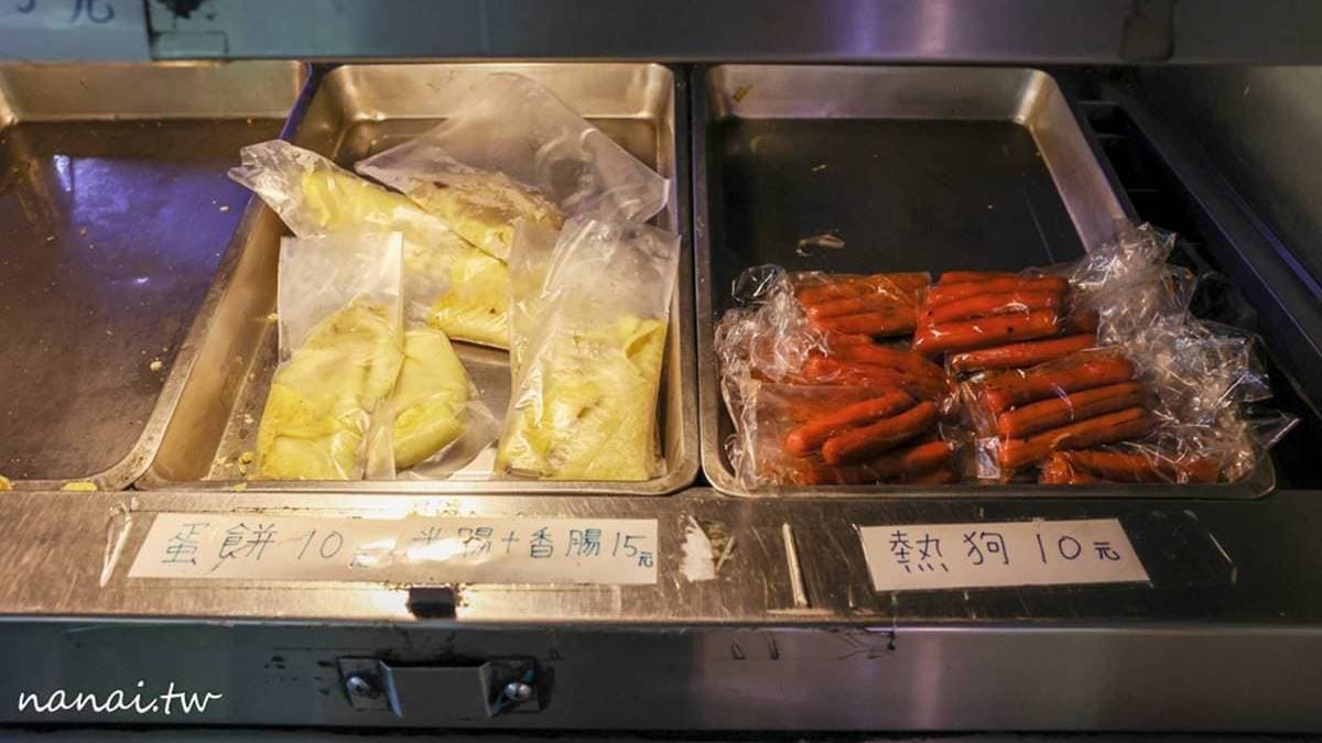 古早味的麵糊蛋餅只要10元，再加１包熱狗也只要20元。（圖片來源：Nana愛旅行札記）