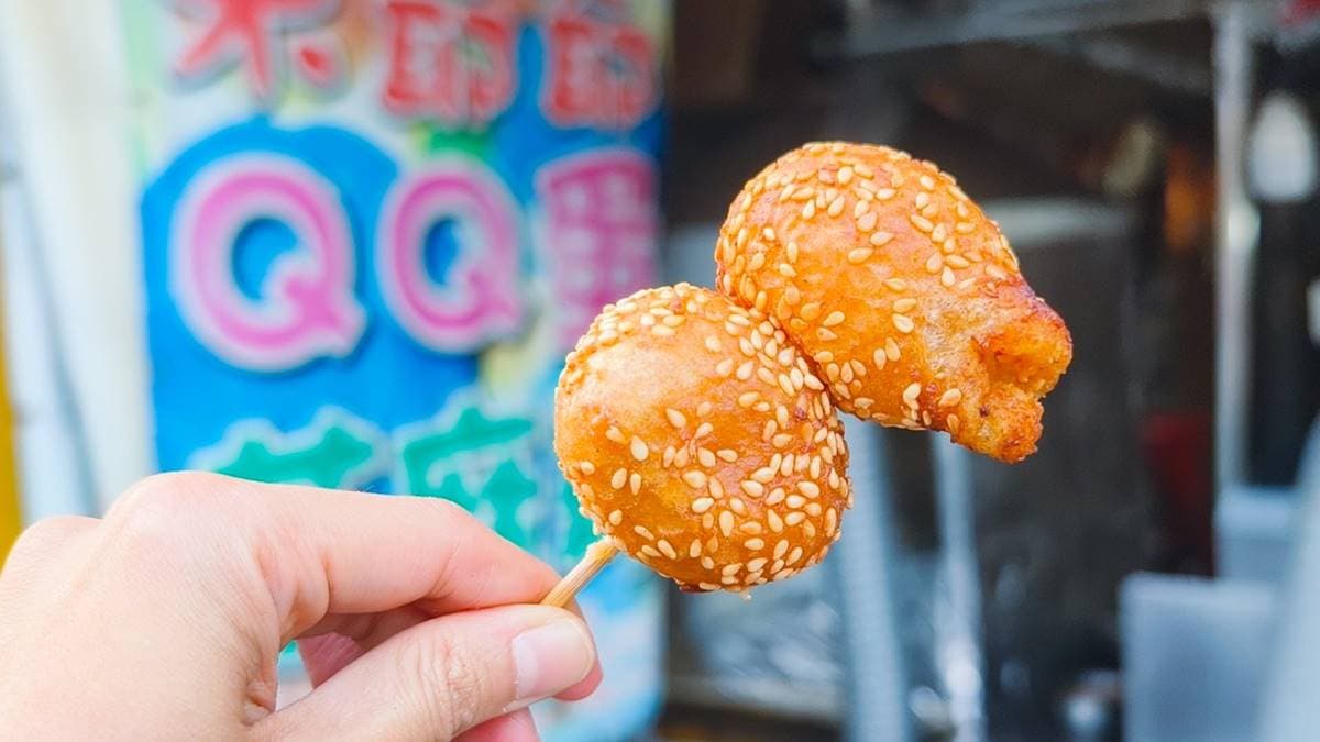 每顆５元的芝麻球外皮更厚，還裹上白芝麻，吃起來更脆更香。（圖片來源：美食好芃友）