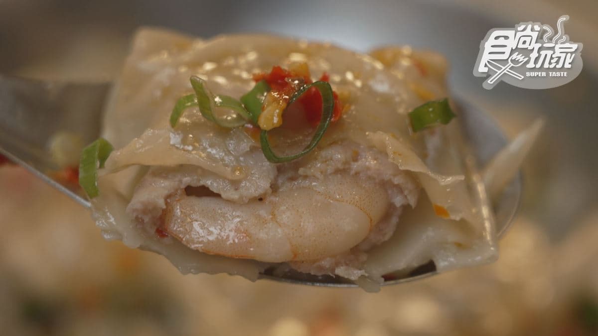 「辣味鮮蝦抄手」包入整隻蝦，口感很Q嫩。