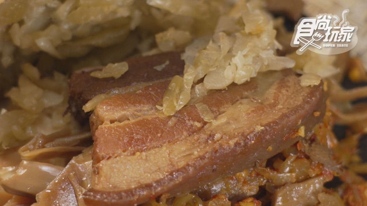 三層肉滷得軟嫩入味，不敢吃肥肉也可以指定換成瘦肉口味。