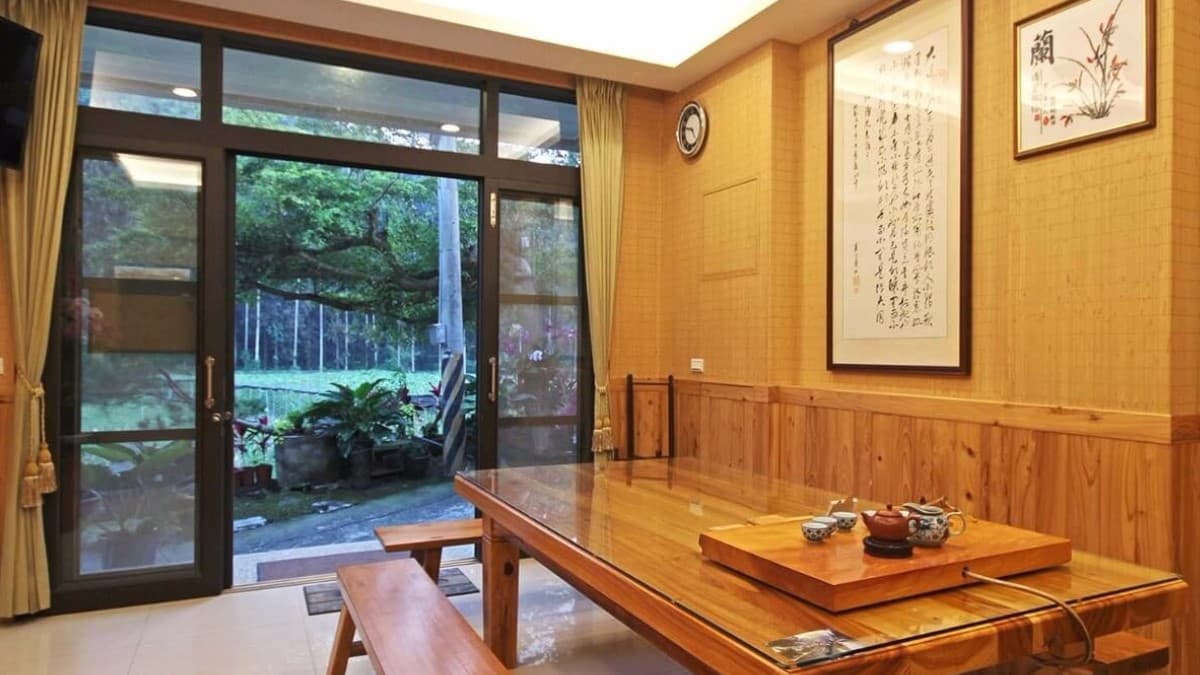 部分房型還有獨立陽台，可欣賞溪頭山景。（圖片來源：錢園花苑渡假民宿）