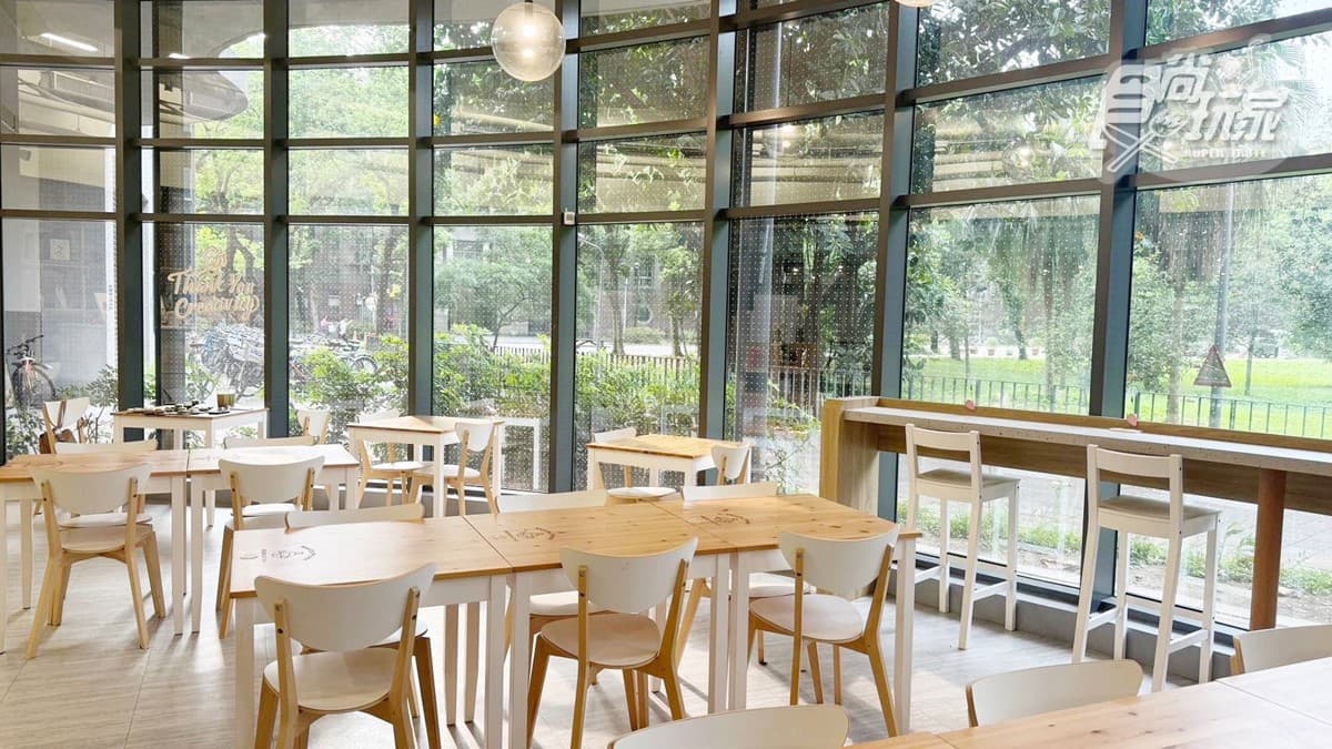 餐廳擁有一大片透明落地窗，用餐同時還能欣賞這180度無敵窗景，內用大約有40個座位。
