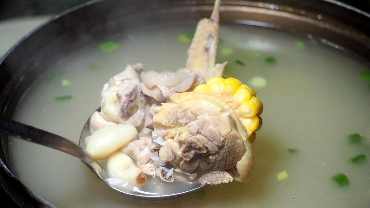 「蒜頭雞湯」湯頭清爽不膩口。（圖片來源：加小菲愛碎碎唸）