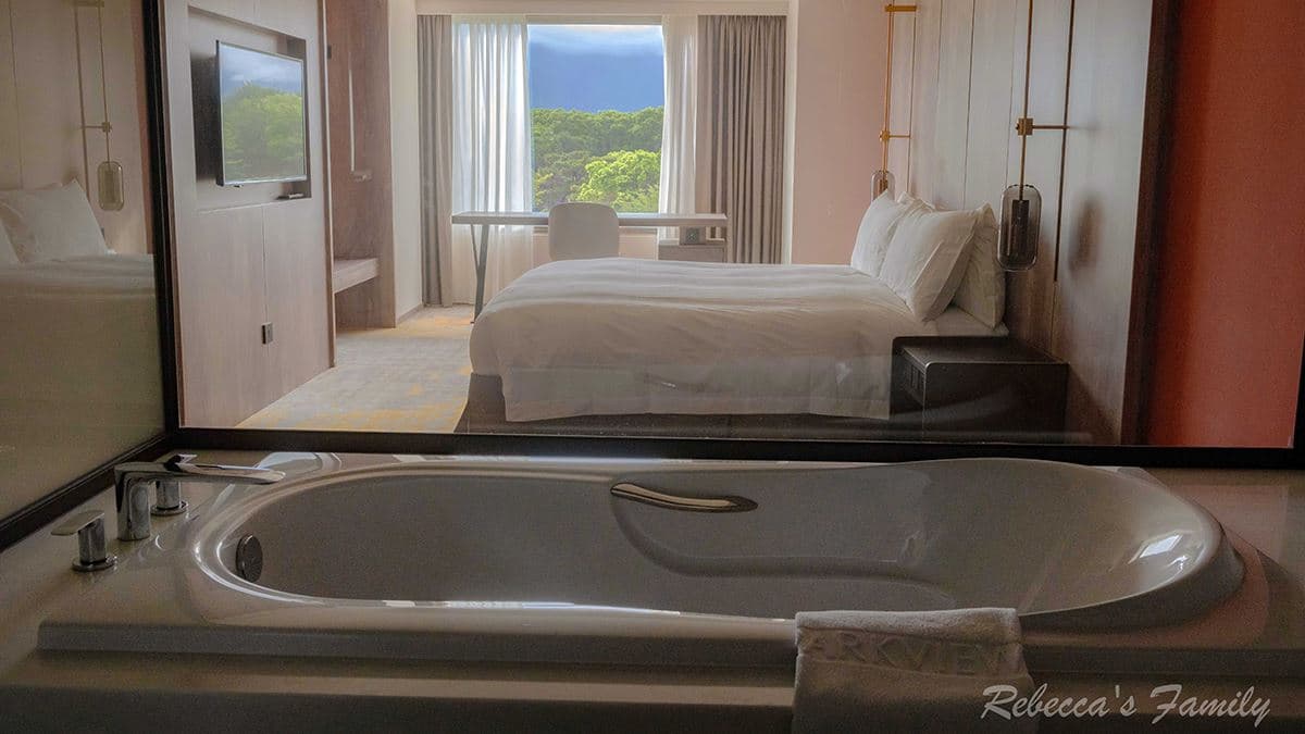 「豪華家庭套房」在浴缸裡視線能直穿窗外風景。（圖片來源：瑞貝卡一家）