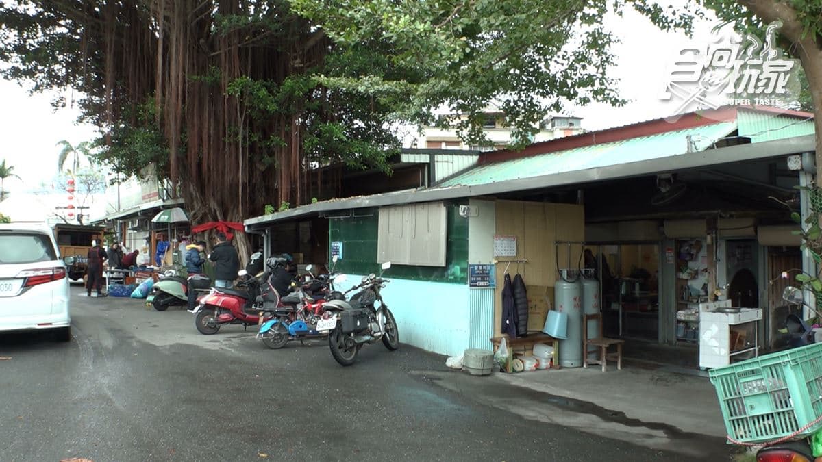 「榕樹下麵店」是許多花蓮人從小吃到大的麵店。