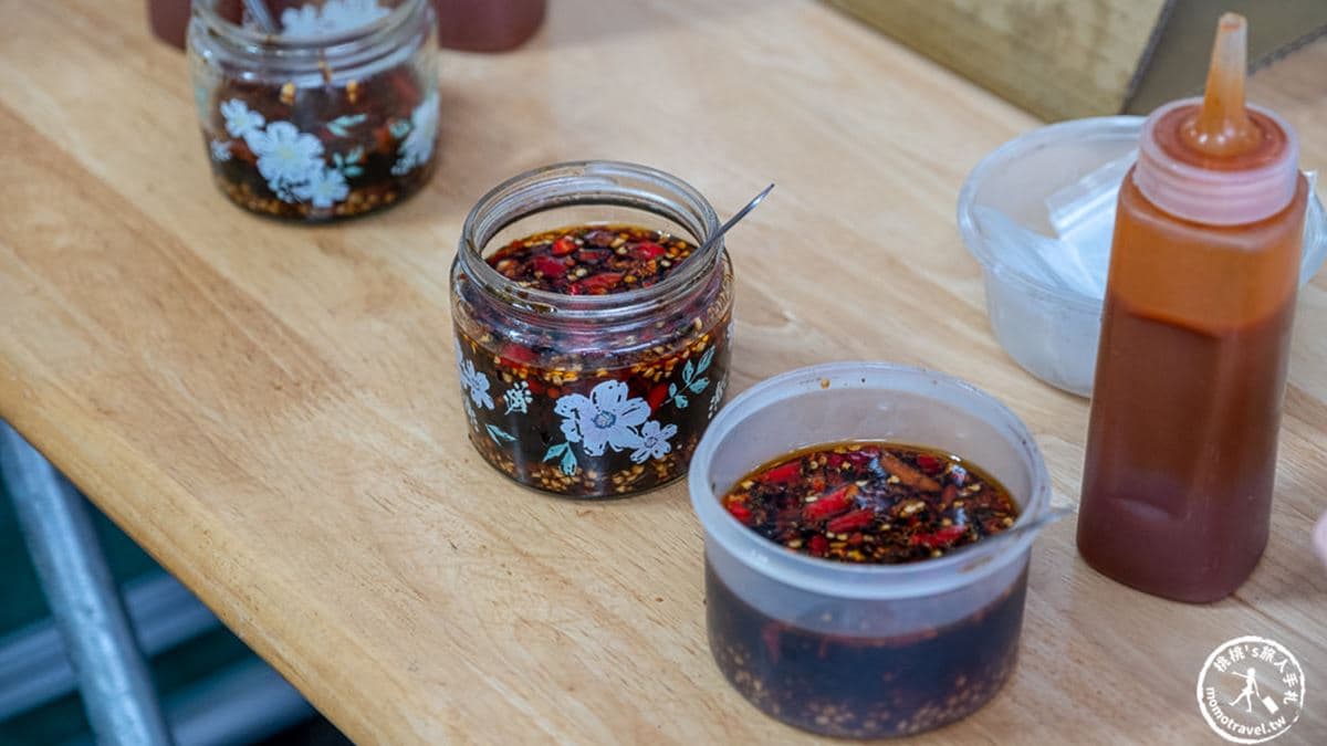 一旁有醬料可以使用，有甜辣醬、辣椒醬油跟蒜頭。（圖片來源：桃桃‘s旅人手札）