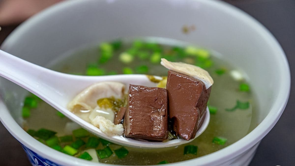 「大腸豬血湯」也是每桌必點的湯品。（圖片來源：桃桃‘s旅人手札）