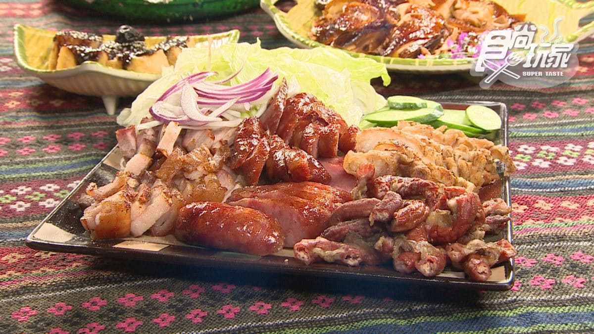 「烤肉拼盤」散發濃濃的香氣，十分誘人。
