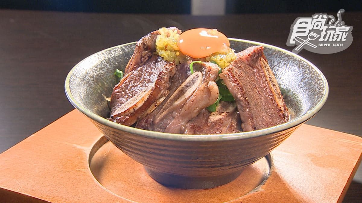 「大盛牛丼飯」中間有蛋黃，肉上面還有酸黃瓜解膩。