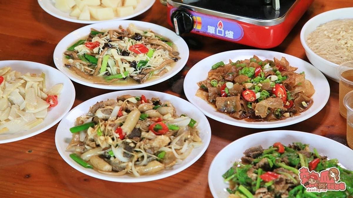 菜單還提供特色農村風味餐，也有合菜組合。（圖片來源：熱血玩台南。跳躍新世界）