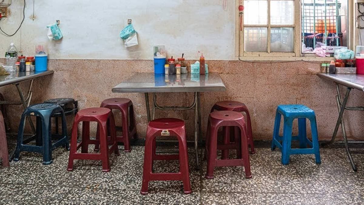 店內環境簡潔，看得出歲月的痕跡，是比較懷舊的氛圍。（圖片來源：虎麗笑嗨嗨）