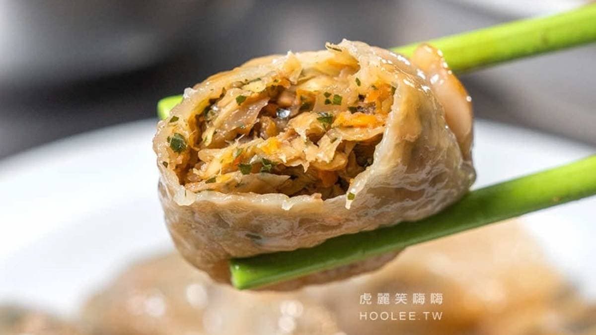 「水餃」包入滿滿高麗菜、紅蘿蔔、豆薯、香椿，外皮軟Q、內餡脆口。（圖片來源：虎麗笑嗨嗨）