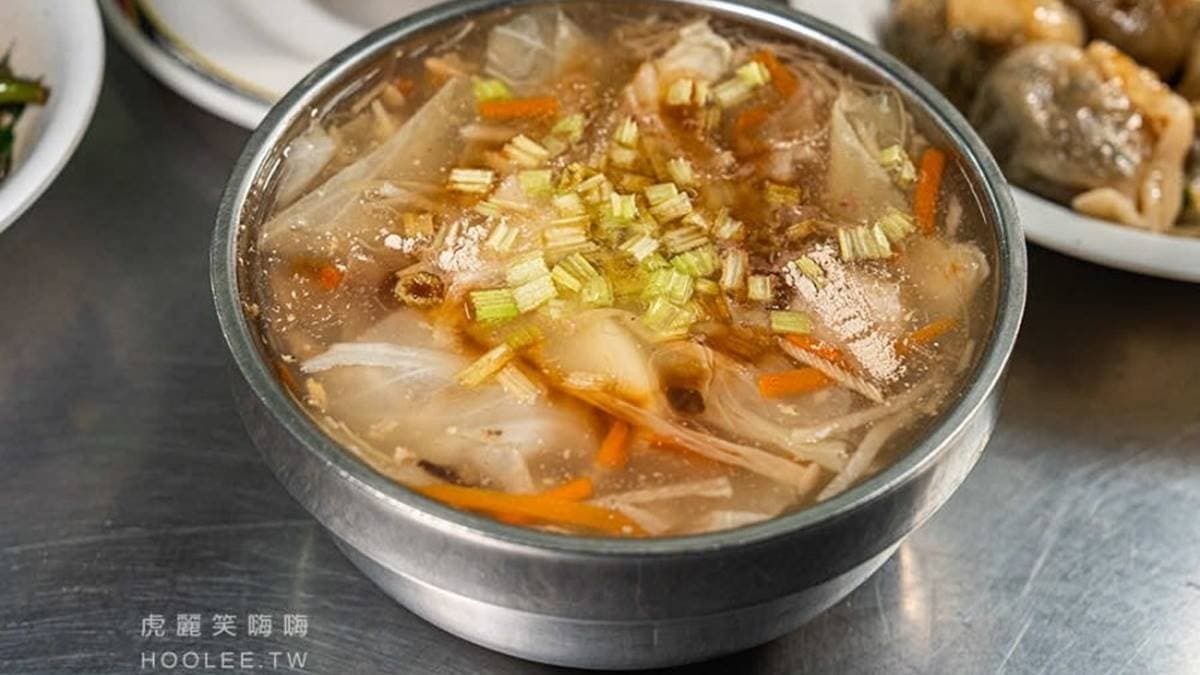 「素食焿」滋味甜甜微酸很順口，搭配清脆蔬菜、素丸子吃起來口感更豐富。（圖片來源：虎麗笑嗨嗨）