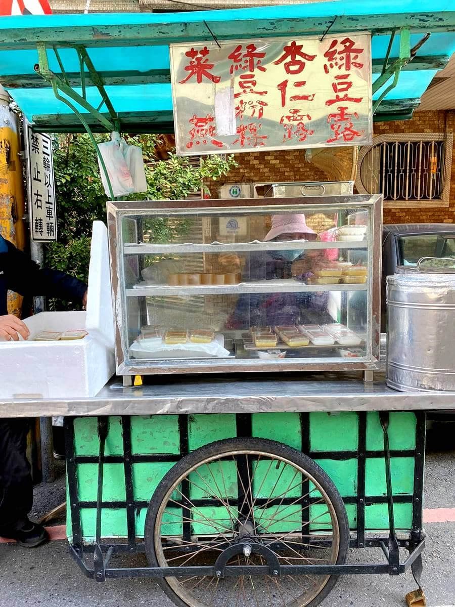 「神出鬼沒」古早味美食！嘉義４大老字號攤車：阿伯綠色粉粿、60年吉鑼餅