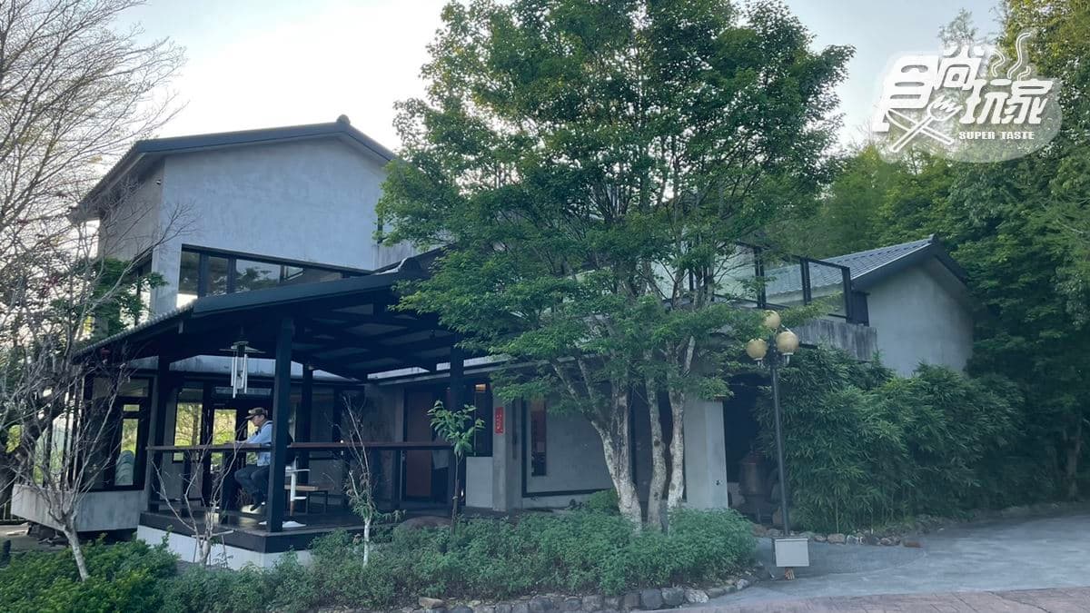 餐廳的環境優美，看得到美麗的山景。