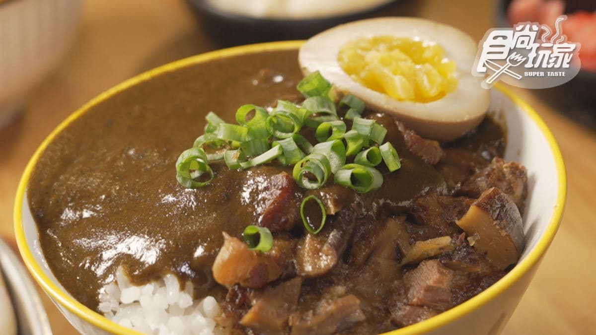 「咖滷飯」吃得到咖哩的辛辣，配滷肉一起吃，又多了豬油香。