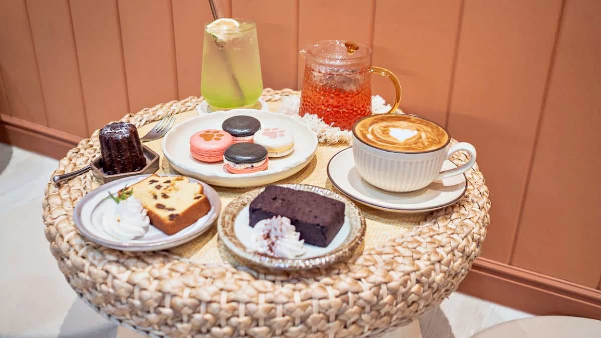 店裡提供各種咖啡茶飲、氣泡飲，以及馬卡龍、檸檬塔等甜點與小蛋糕。（圖片來源：是艾思，不是火拳。）
