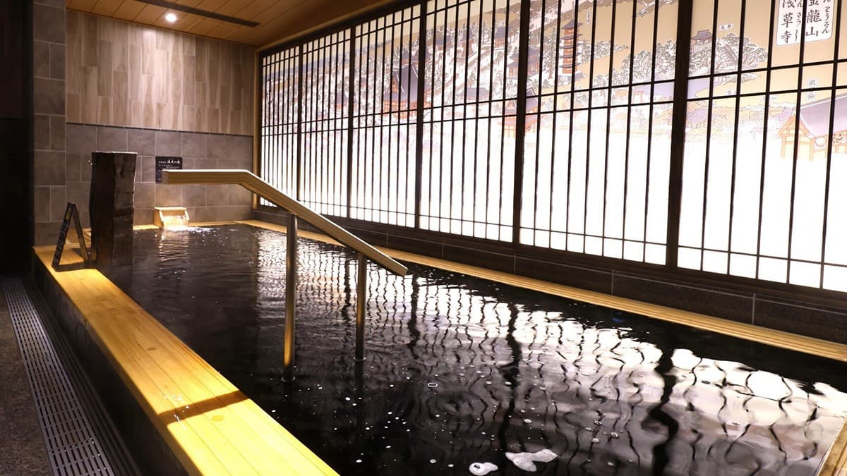 入住還可爽泡東京少有的天然黑色溫泉。（圖片來源：易遊網）