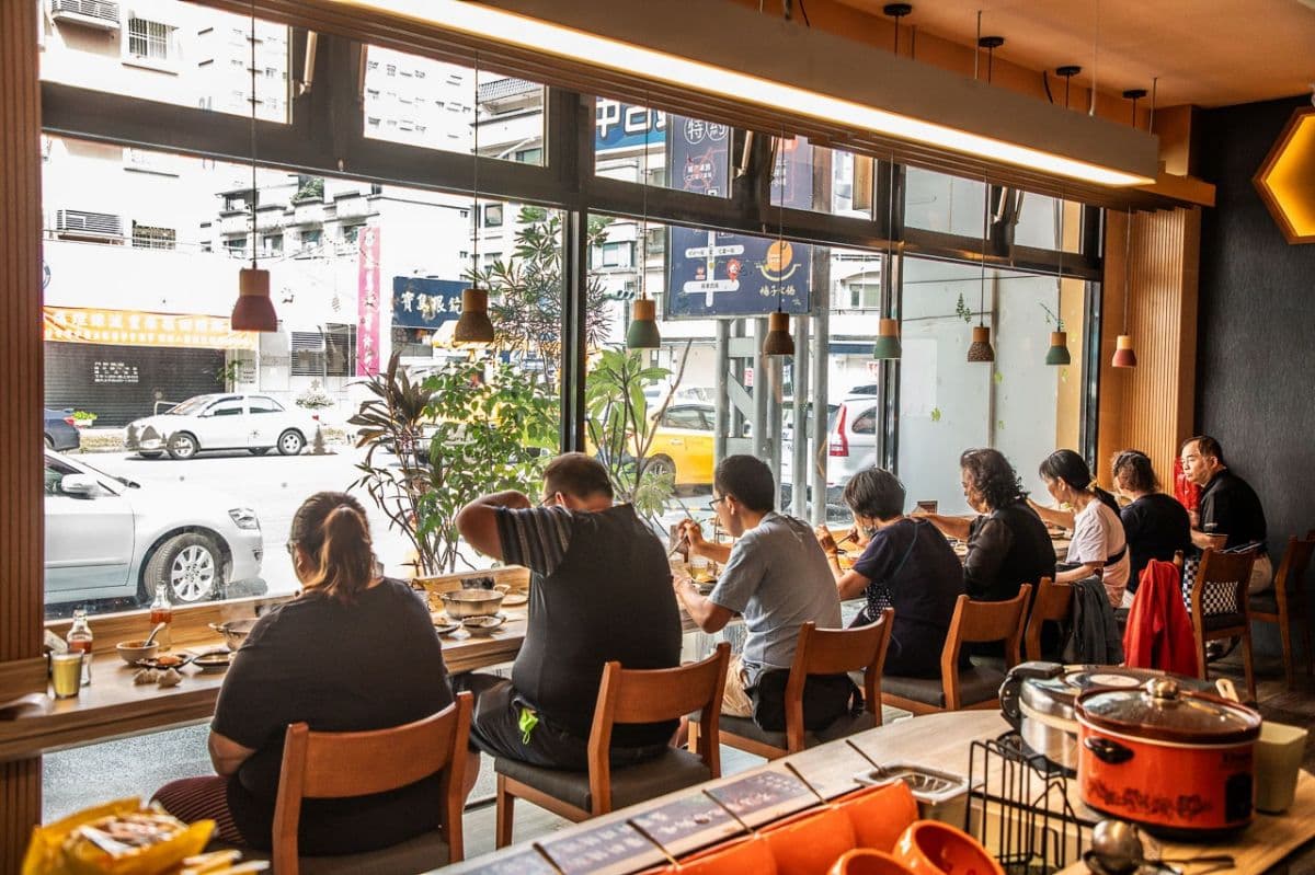網推「嘉義最強火鍋店」！299元起自助吧吃到飽，泡麵、甜點、冰品無限供應